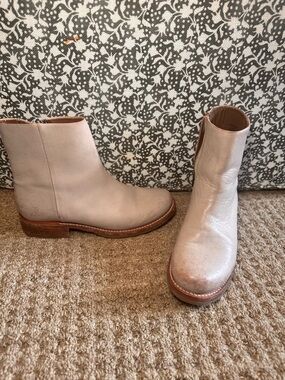 Frye Light Beige Veronica Ankle bootie size 9.5